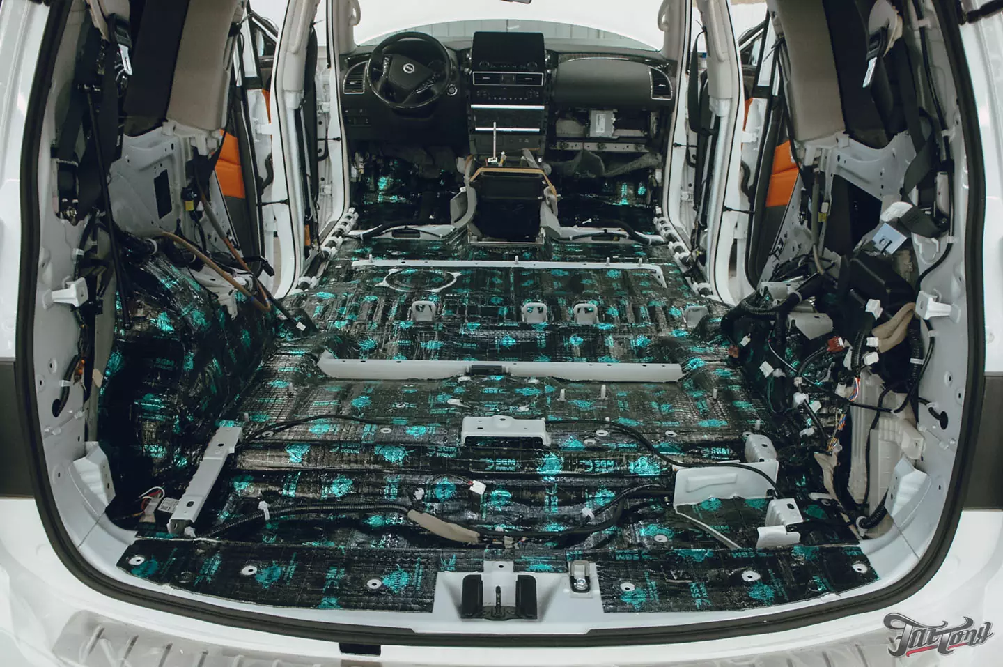 Рассказываем всё о комплексной шумоизоляции в Fat Tony на примере Nissan Patrol (подробное видео)